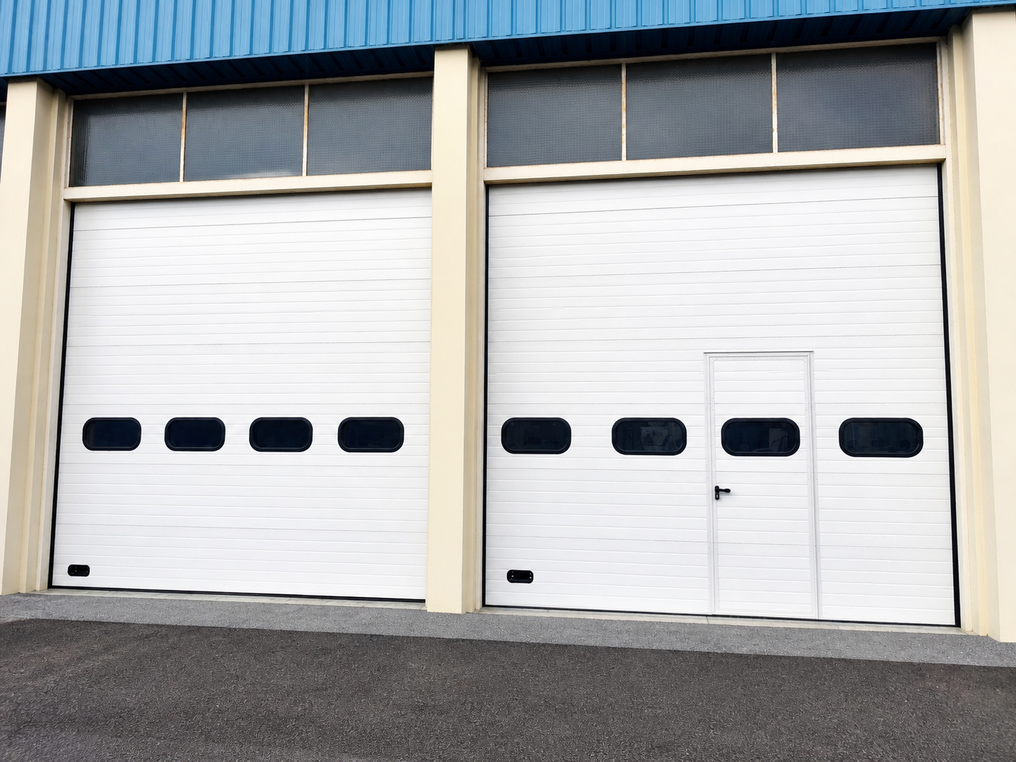Porte sectionnelle pour exploitation logistique